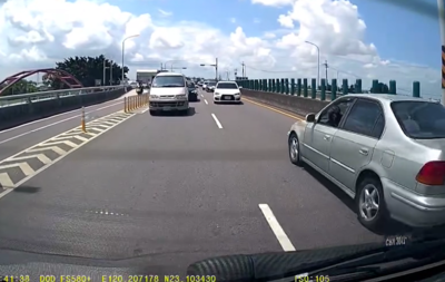 女三寶上橋「一路逆向」！狂按喇叭逼讓路　台南警方出手了