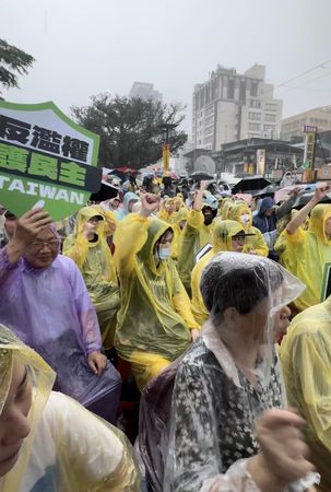 ▲▼民進黨秘書長林右昌冒雨參與反濫權宣講。（圖／林右昌臉書）