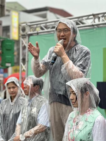 ▲▼民進黨秘書長林右昌冒雨參與反濫權宣講。（圖／林右昌臉書）