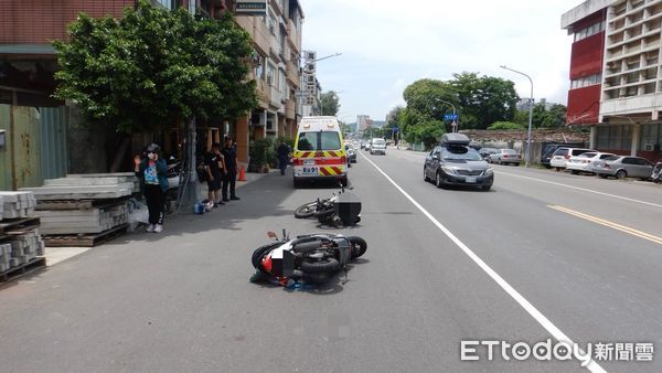 ▲▼垃圾車變換車道，後方2機車撞成一團，騎士摔地受傷。（圖／記者賴文萱翻攝）