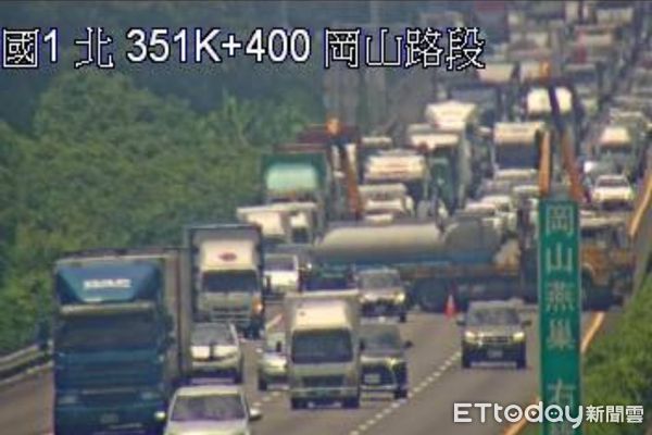 ▲▼ 快訊／國1南向351k「槽車撞護欄」　主線管制封閉！回堵6公里。（圖／記者吳世龍翻攝）