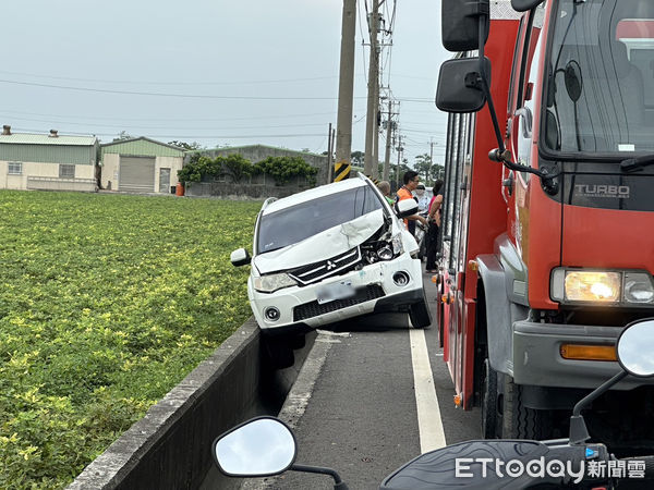 ▲雲林東勢追撞車禍，小貨車翻覆對向車道釀一傷。（圖／記者蔡佩旻翻攝）