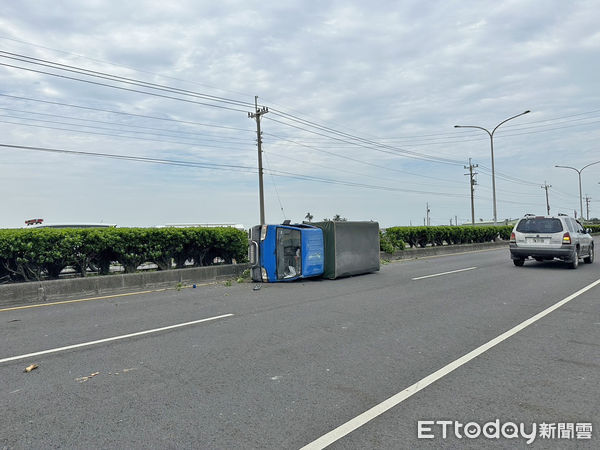 ▲雲林東勢追撞車禍，小貨車翻覆對向車道釀一傷。（圖／記者蔡佩旻翻攝）