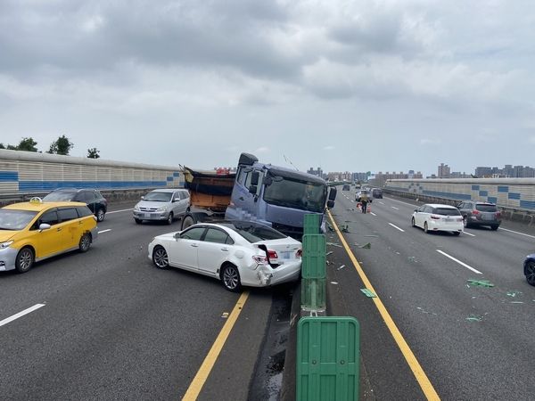 ▲砂石車爆胎！失控撞2車