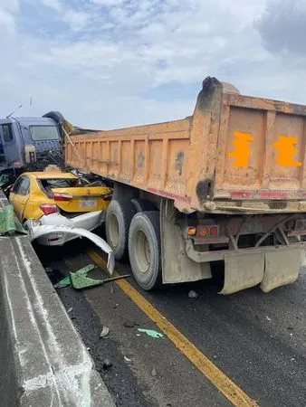 ▲砂石車爆胎！失控撞2車