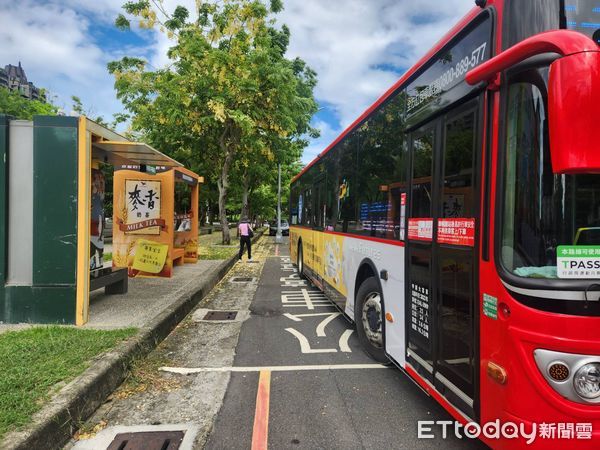 ▲高雄市公車候車亭變成了大型的鋁箔包            。（圖／地方中心翻攝）