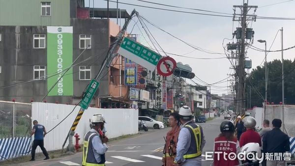 ▲▼水泥車違規掰彎號誌燈桿要賠很多錢             。（圖／記者陳以昇攝）