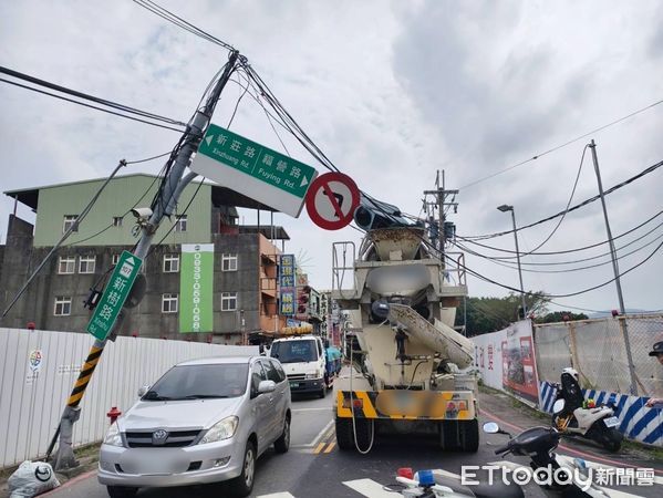 ▲▼水泥車違規掰彎號誌燈桿要賠很多錢             。（圖／記者陳以昇翻攝）