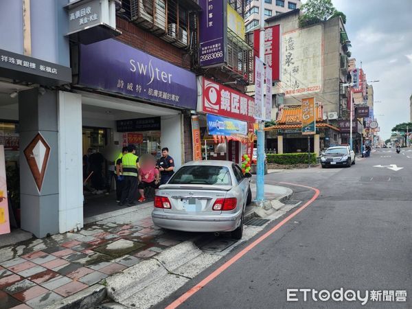 ▲▼陳男開車時喝水，不慎嗆到逆向直接撞上人行道。（圖／記者陸運陞翻攝）