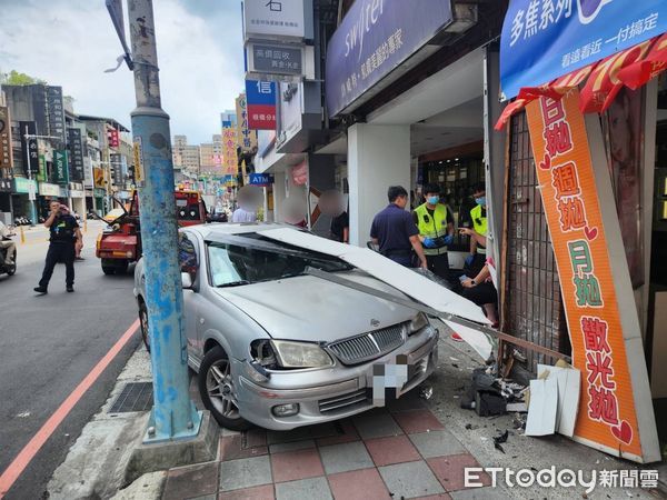 ▲▼陳男開車時喝水，不慎嗆到逆向直接撞上人行道。（圖／記者陸運陞翻攝）