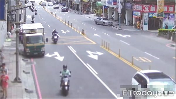 ▲▼陳男開車時喝水，不慎嗆到逆向直接撞上人行道。（圖／記者陸運陞翻攝）