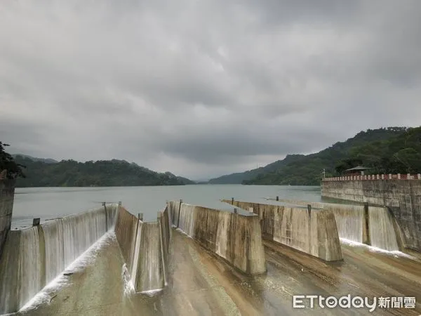 ▲鯉魚潭水庫接近滿庫，17日傍晚出現自然溢流美景 。（圖／鯉魚潭水庫管理中心提供）