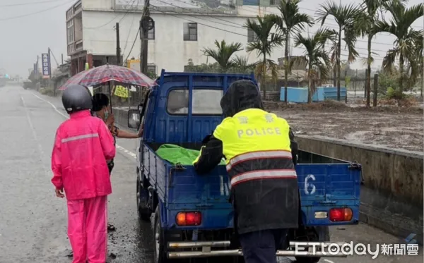 ▲里港警分局太平所巡佐梁華忠、警員林憶芸協助陳男車輛故障             。（圖／記者陳崑福翻攝）