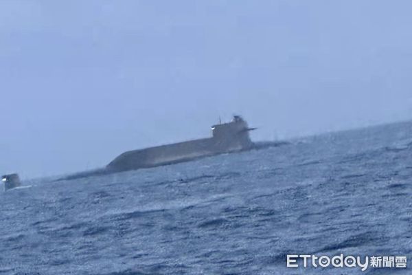 ▲澎湖漁民在海峽中線發現一艘疑似中國潛艦浮在海面上。（圖／民眾提供）