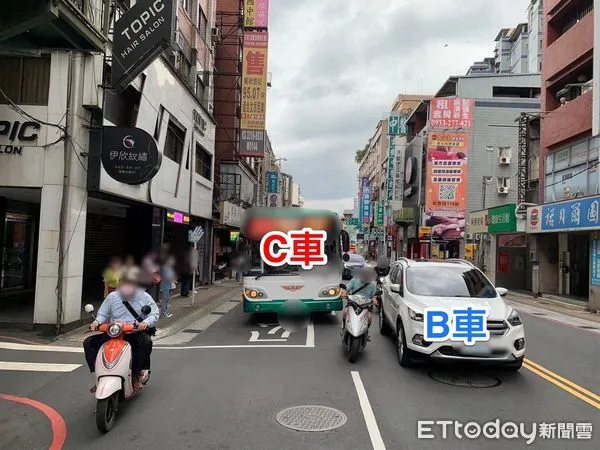 ▲▼        新莊公車輾機車     。（圖／記者陳以昇翻攝）