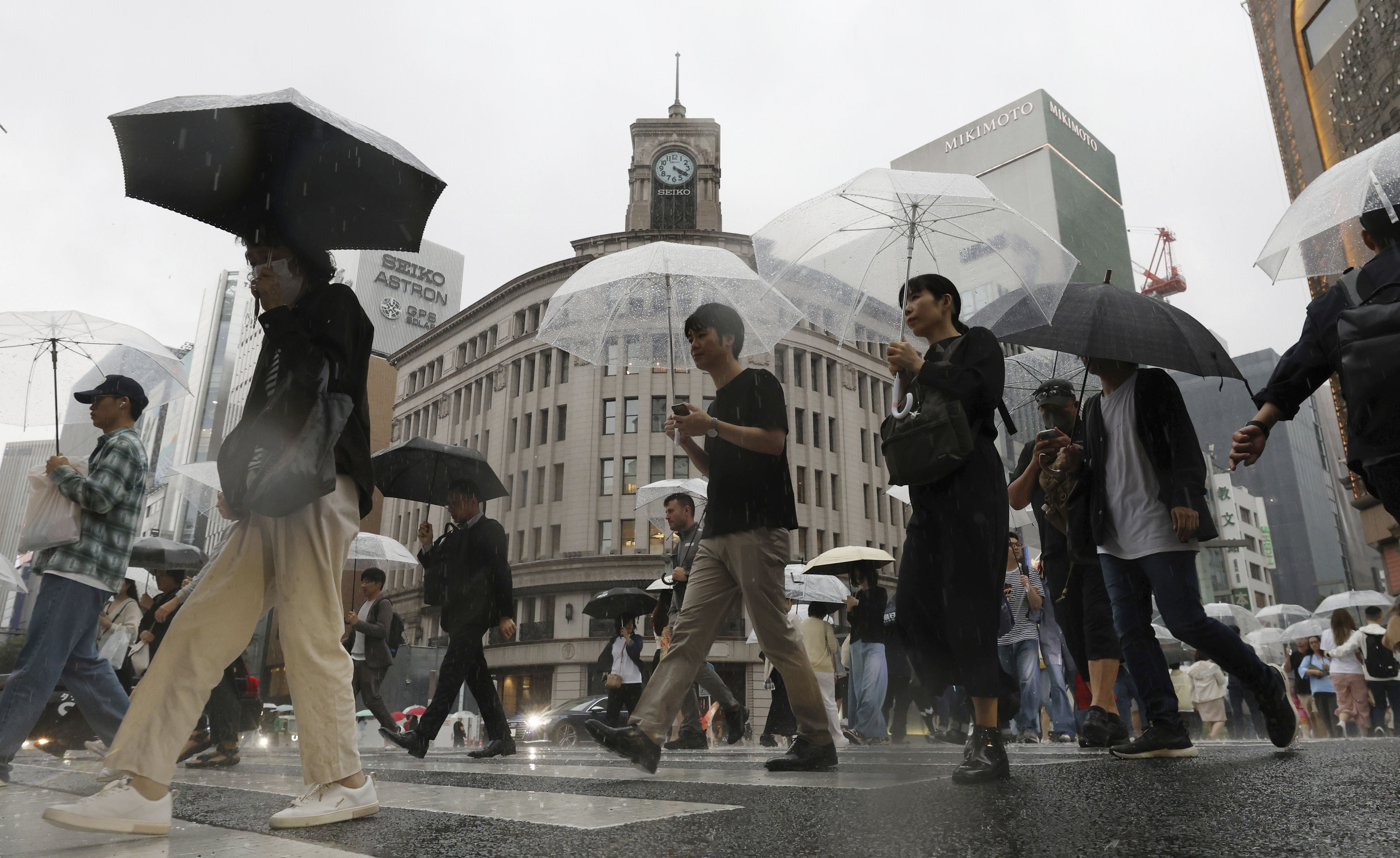 ▲▼受到梅雨鋒面和低氣壓影響，東京都銀座18日下午降下大雨。（圖／達志影像／美聯社）