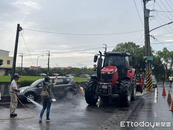 ▲泥塊汙染道路要開罰             。（圖／記者陳崑福翻攝）