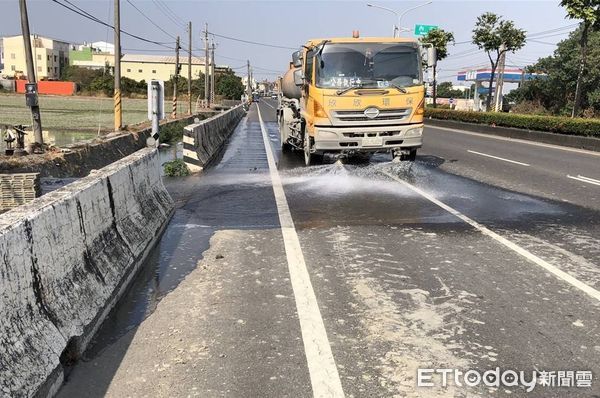 ▲泥塊汙染道路要開罰             。（圖／記者陳崑福翻攝）