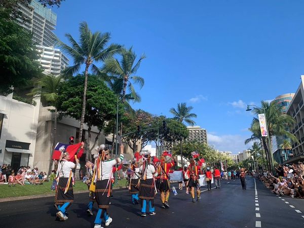 ▲臺灣代表團參與泛太平洋夏威夷慶祝大會遊行。（圖／翻攝自Facebook／原住民族委員會）