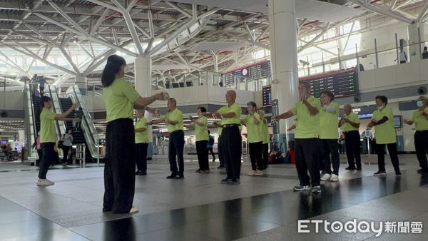 ▲▼  高鐵嘉義站送票關懷之旅  。（圖／記者翁伊森攝）