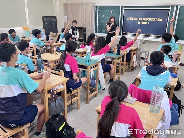 ▲金車文教基金會發起「飛颺國際志工支持計畫」，與台灣國際青年文化交流協會攜手合作，支持德國籍青年志工，分別於鹽行國中及西埔國小兩校進行服務，弭平城鄉教育資源差異。（圖／記者林東良翻攝，下同）