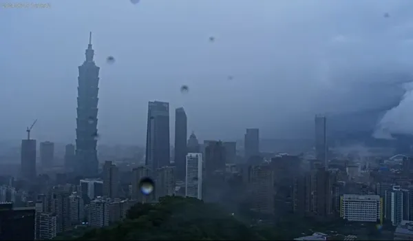 ▲雷雨狂轟！「台北一片黑」畫面曝光。（圖／翻攝自YouTube／象山看台北-4K即時影像）