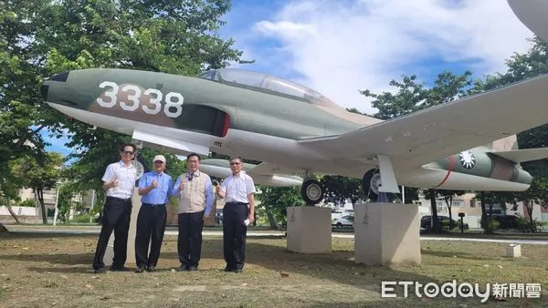 ▲台南市長黃偉哲等人，前往港濱歷史公園，視察國防部撥贈除役軍機T-28A教練機、S-2A反潛機、T-33噴射教練機、S-70C-1搜救直升機等4架軍機安置現況。（圖／記者林東良翻攝，下同）