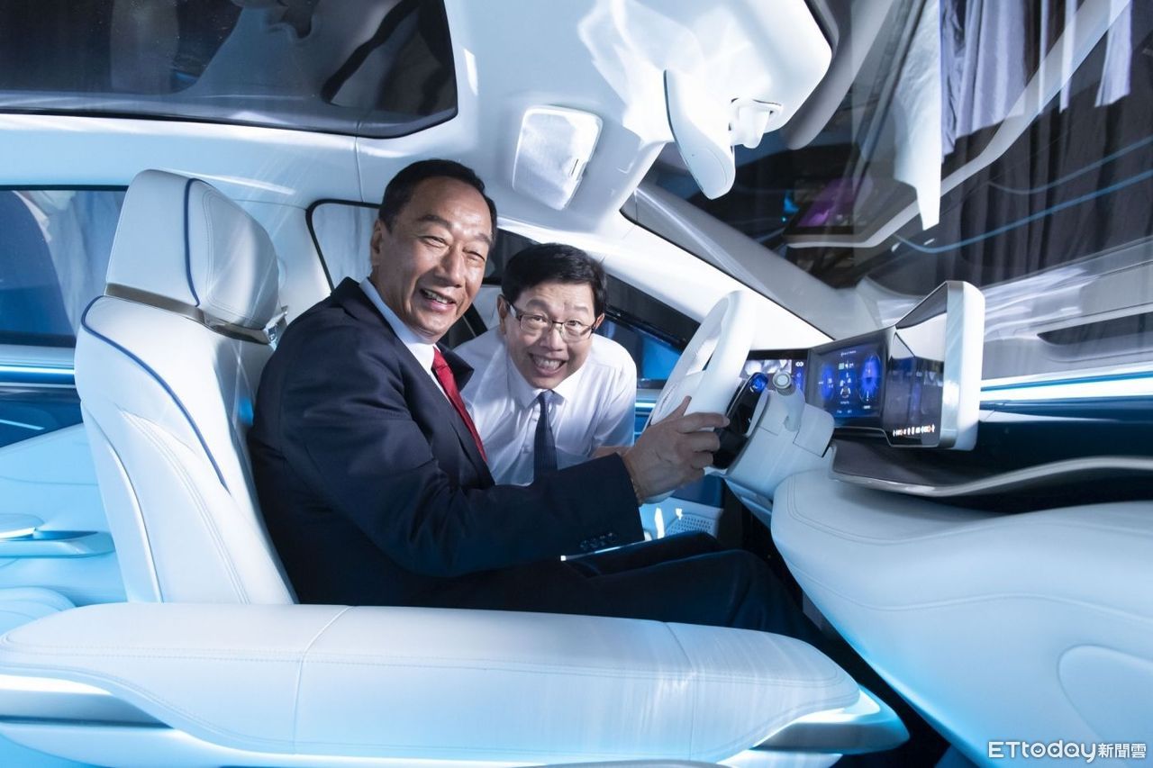 ▲鴻海創辦人郭台銘（左）與鴻海董事長劉揚偉在電動車上合影。（圖／ETtoday資料照）