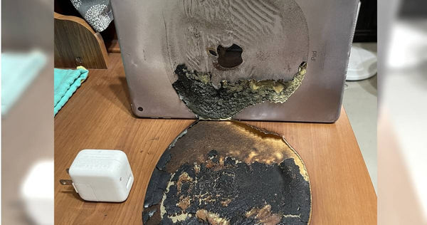 iPad充電突起火，不僅外殼整個燒到熔化，就連木桌也燒到焦黑一片。（圖／翻攝自PTT）