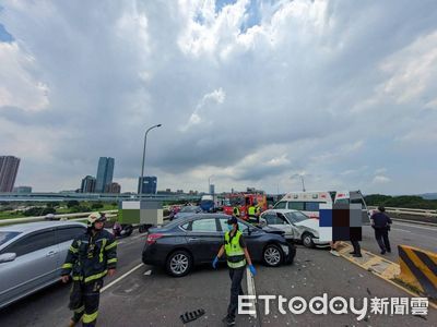 快訊／中山高架砂石車追撞2車　3男2女受傷送醫…車流嚴重回堵