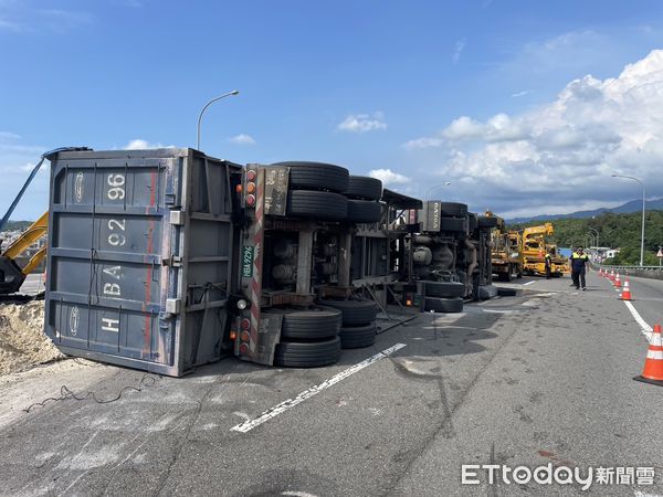 ▲▼ 銅鑼交流道發生大貨車翻車事故，細砂阻礙交通，目前搶通當中。（圖／記者楊永盛翻攝）