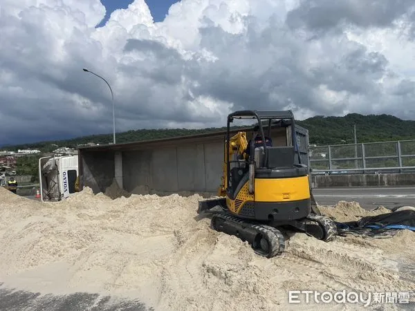 ▲▼ 銅鑼交流道發生大貨車翻車事故，細砂阻礙交通，目前搶通當中。（圖／記者楊永盛翻攝）