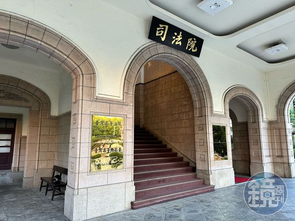 司法院接獲檢舉指台南高分院庭長王金龍涉指導當事人，撤回他升任桃園地院院長案，改由黃莉雲接任。