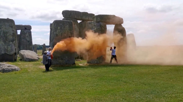 ▲▼英國巨石陣（Stonehenge）19日遭環保團體噴灑橘色粉末顏料，2名嫌犯當場落網。（圖／路透）