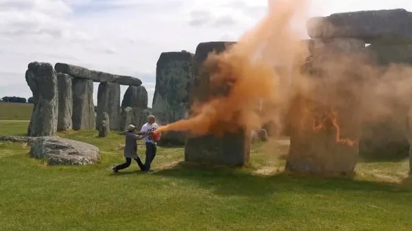 ▲▼英國巨石陣（Stonehenge）19日遭環保團體噴灑橘色粉末顏料，2名嫌犯當場落網。（圖／路透）