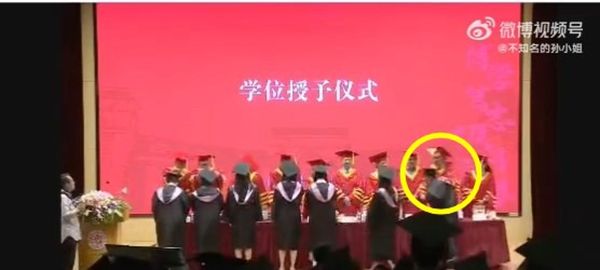 台灣學生參加復旦大學畢業典禮，一拳打爆中國教授！（翻自微博）