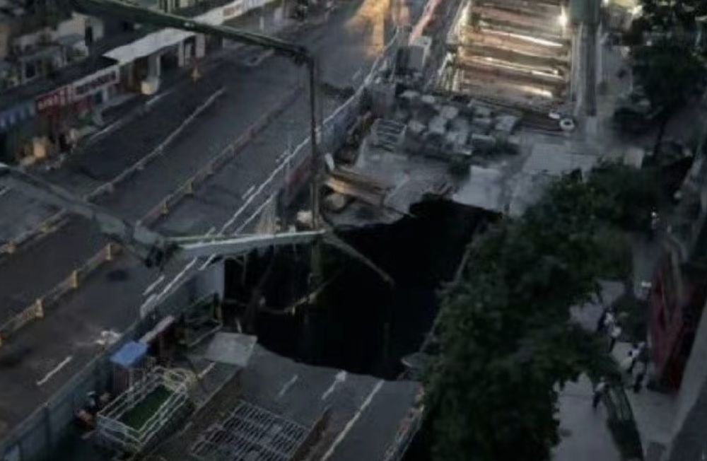 ▲成都錦里地鐵13號線施工處，水管爆管出現一巨型天坑。（圖／翻攝微博）