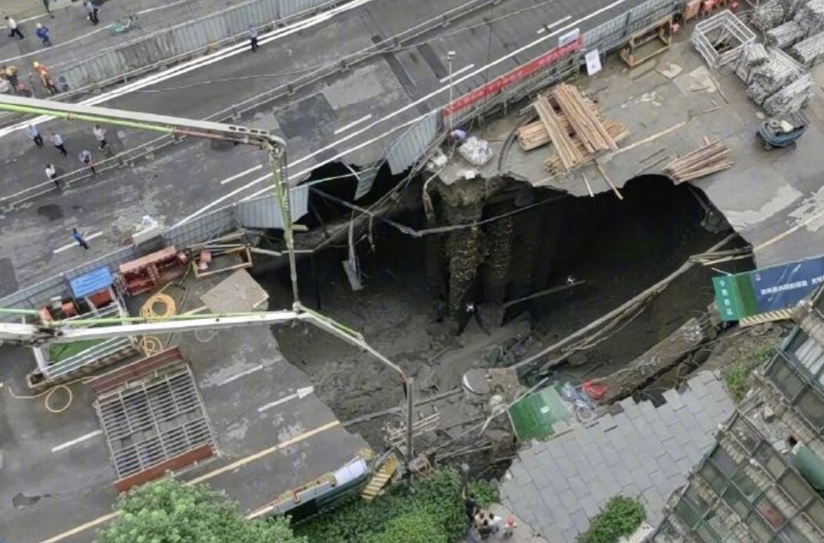 ▲成都錦里地鐵13號線施工處，水管爆管出現一巨型天坑。（圖／翻攝微博）
