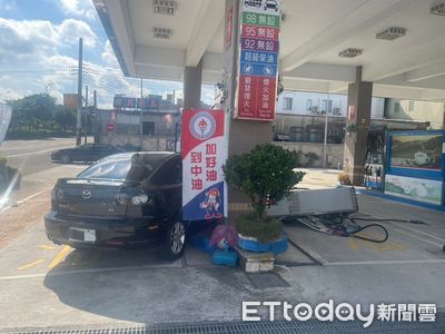 快訊／三芝加油站突遭汽車衝撞　加油機「分離躺地」現場管制中