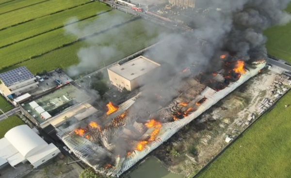 ▲鹿港家具工廠全面燃燒。（圖／民眾提供）