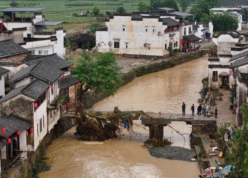 ▲安徽黃山呈坎村內的環秀橋被洪水沖壞。（圖／翻攝澎湃新聞）