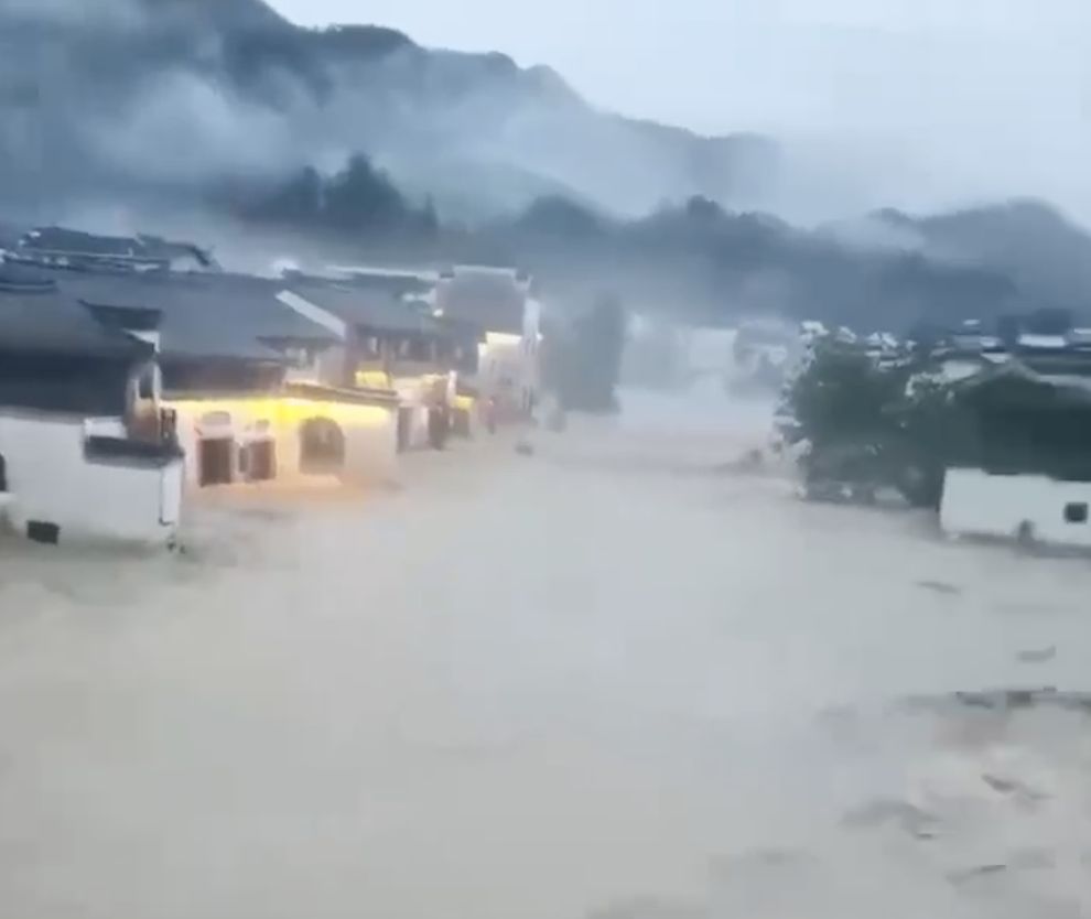 ▲曾被譽為江南第一村的安徽呈坎古村被洪水侵襲。（圖／翻攝微博）