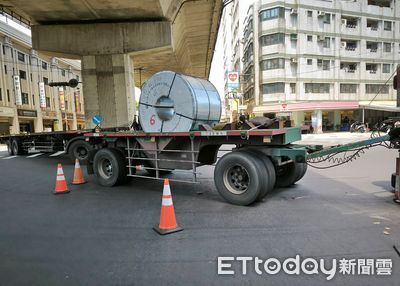 恐怖畫面曝！台88橋下拖板車90度翻覆　鋼圈滾地險成血滴子