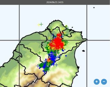 雷聲狂轟！超密集閃電壟罩台北　「一片紅」畫面曝光