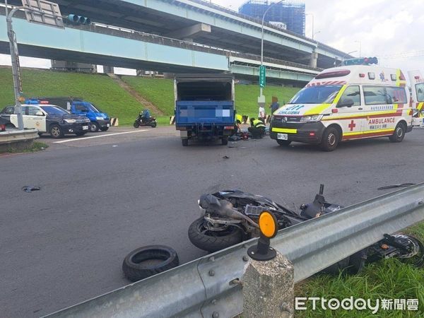 ▲▼ 疏洪道車禍，19歲機車騎士卡車底            。（圖／記者戴上容翻攝）