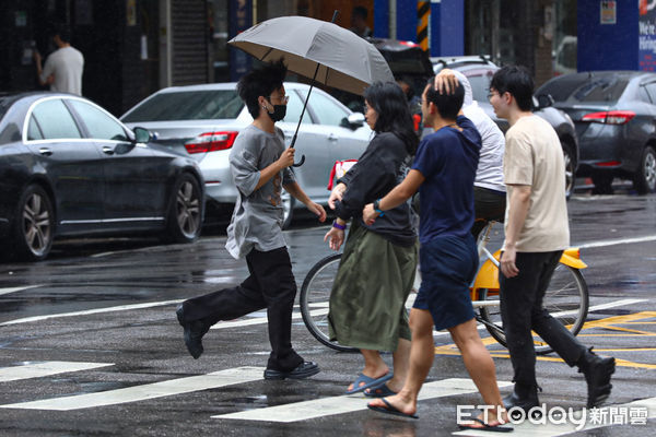 ▲6月21日夏至，台北地區下起午後雷陣雨，民眾連忙躲雨。（圖／記者林敬旻攝）