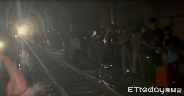▲▼             台鐵229列車撞上落石，乘客走在滿是泥水的鐵軌上。（圖／記者陳煥丞翻攝）