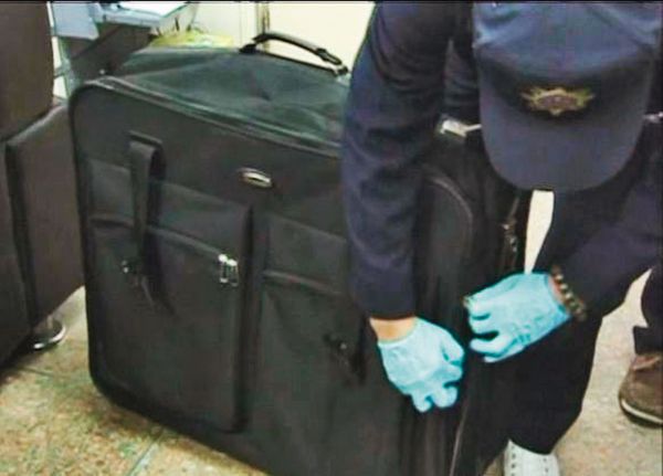 黃姓凶手將屍體裝進大行李箱（圖），運到出租套房進行分屍。（翻攝畫面）