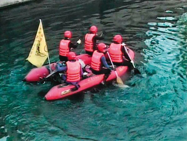警方在筏子溪搜尋死者屍塊，但一無所獲。（東森新聞提供）