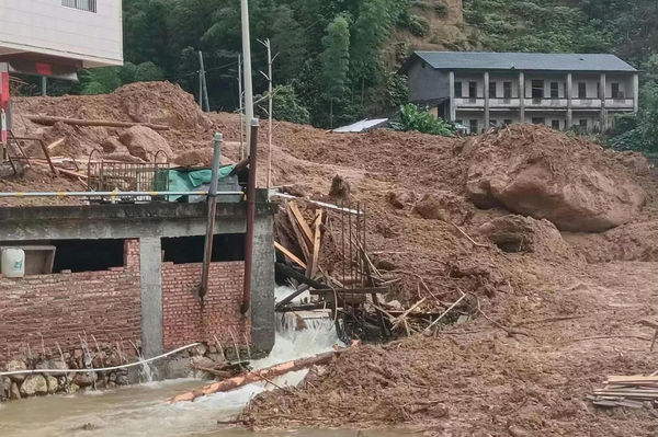 ▲▼廣東平遠暴雨。（圖／翻攝自微博）